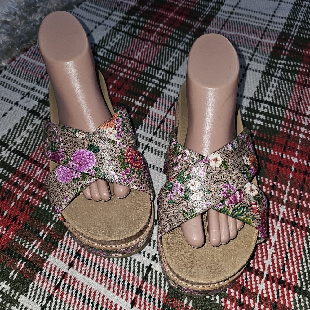 JOHNNY WAS Beautiful Floral Print Strappy Sandals Size 10 EXCELLENT PRE-OWNED!